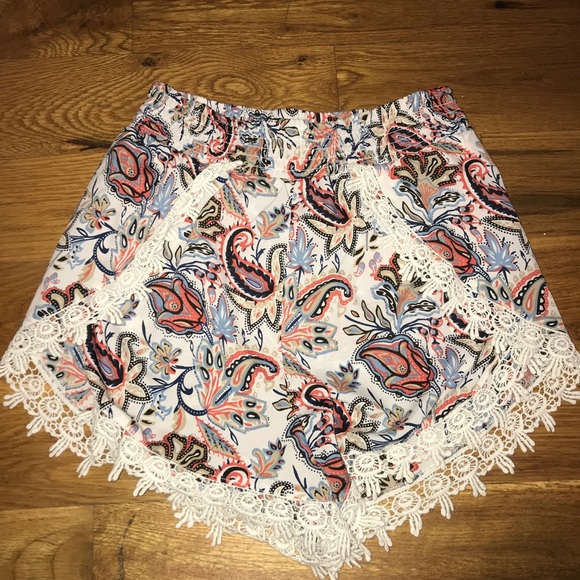 patterned shorts - Picture 2 of 3